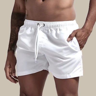 "Grüne, schnelltrocknende Herrenschwimmshorts mit elastischem Bund, Kordelzug und Taschen für stilvollen Komfort."