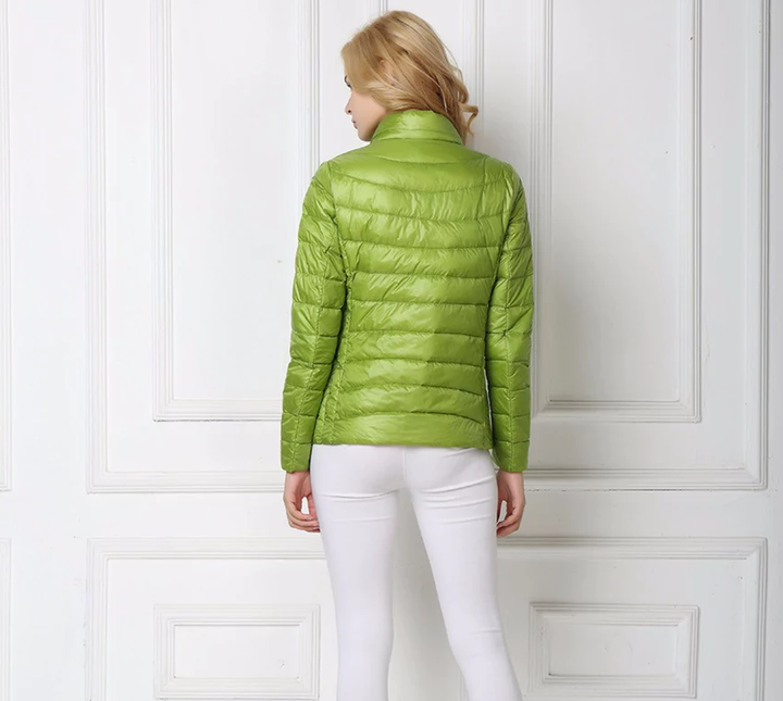Grüne Damen-Daunenjacke, leicht, isoliert, modisch, Rückansicht, Herbst-Winter-Bekleidung.