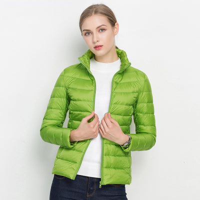 Grüne Damen-Daunenjacke, leicht, modisch, ideal für Herbst und Winter, mit Reißverschluss.