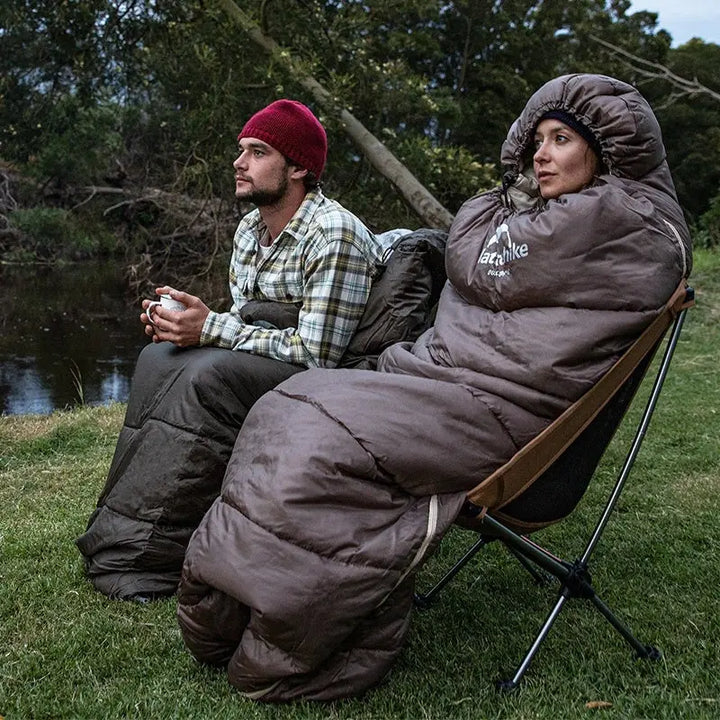 "Grüner ultraleichter Outdoor-Schlafsack, ergonomisches Design, optimal für kalte Nächte, isoliert und leicht tragbar."