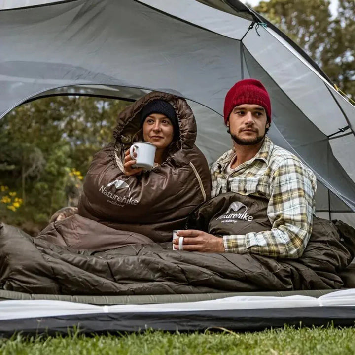 "Grüner ultraleichter Outdoor-Schlafsack, ergonomisches Design, optimal für kalte Nächte, isoliert und leicht tragbar."