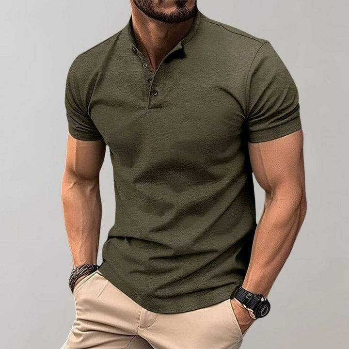 Grünes Herren Polo Shirt aus hochwertigen Materialien, klassisches Design, stilvolle Knopfleiste für zeitlose Eleganz.