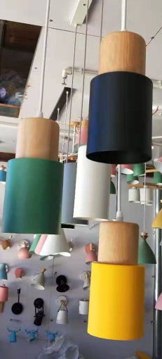 Mehrfarbige, zylindrische Hängelampen aus Holz und Metall in modernem Design.