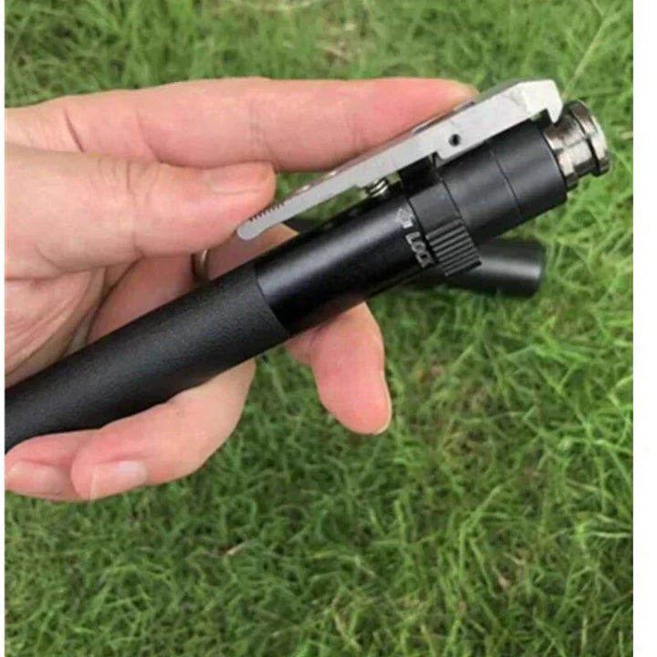 Schwarzer Fahrradpumpe-Adapter in Hand, kompakt, tragbar, ideal für unterwegs.