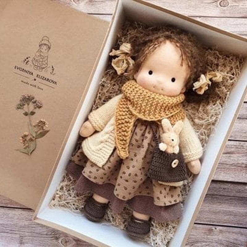 "Handgemachte Waldorfpuppe aus Baumwolle in sanften Farben, ideal für Kinder. Nachhaltig und sicher für sensiblen Hautkontakt