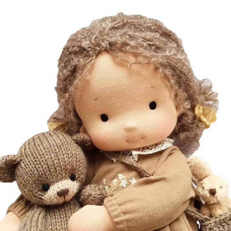 "Handgemachte Waldorfpuppe aus Baumwolle in sanften Farben, ideal für Kinder. Nachhaltig und sicher für sensiblen Hautkontakt