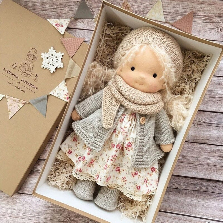 "Handgemachte Waldorfpuppe aus Baumwolle in sanften Farben, ideal für Kinder. Nachhaltig und sicher für sensiblen Hautkontakt