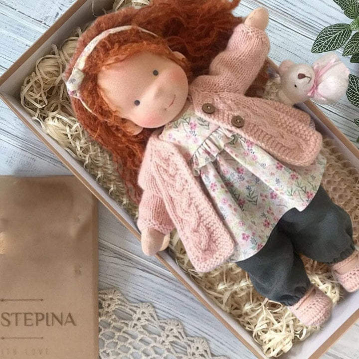 "Handgemachte Waldorfpuppe aus Baumwolle in sanften Farben, ideal für Kinder. Nachhaltig und sicher für sensiblen Hautkontakt