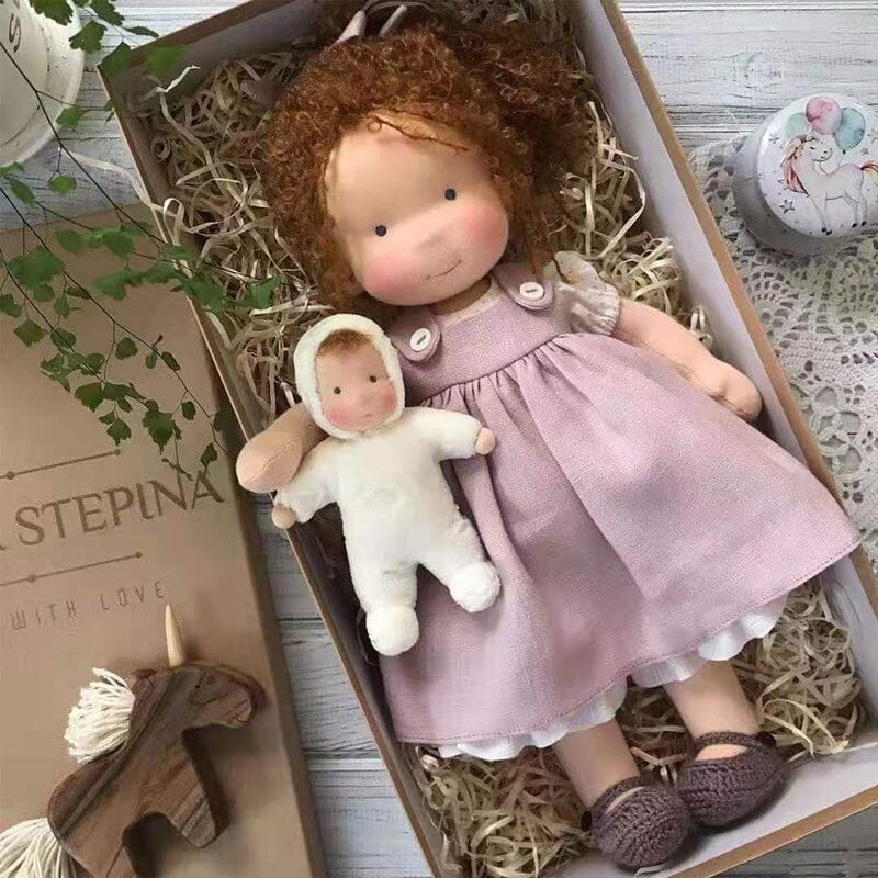 "Handgemachte Waldorfpuppe aus Baumwolle in sanften Farben, ideal für Kinder. Nachhaltig und sicher für sensiblen Hautkontakt