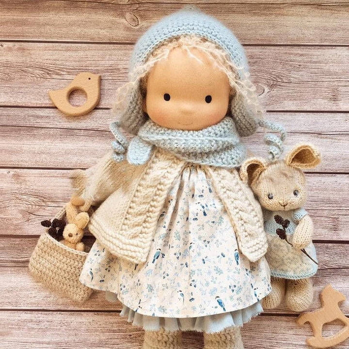 "Handgemachte Waldorfpuppe aus Baumwolle in sanften Farben, ideal für Kinder. Nachhaltig und sicher für sensiblen Hautkontakt