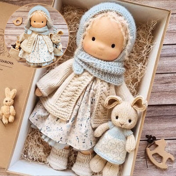 "Handgemachte Waldorfpuppe aus Baumwolle in sanften Farben, ideal für Kinder. Nachhaltig und sicher für sensiblen Hautkontakt
