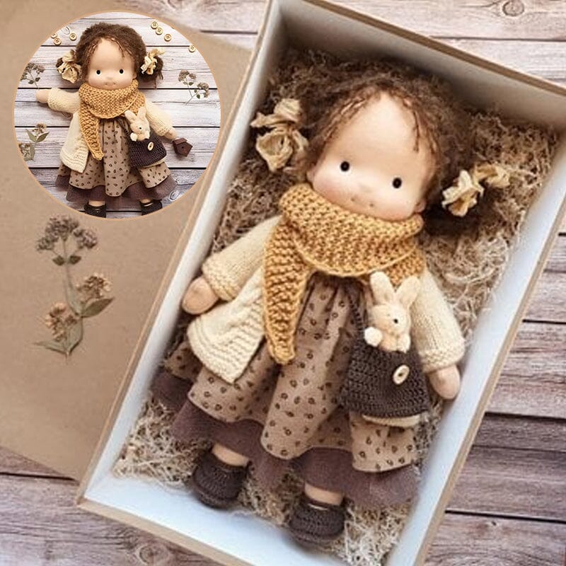 "Handgemachte Waldorfpuppe aus Baumwolle in sanften Farben, ideal für Kinder. Nachhaltig und sicher für sensiblen Hautkontakt