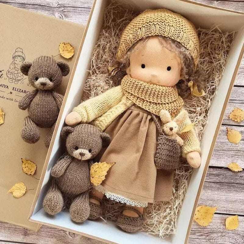 "Handgemachte Waldorfpuppe aus Baumwolle in sanften Farben, ideal für Kinder. Nachhaltig und sicher für sensiblen Hautkontakt