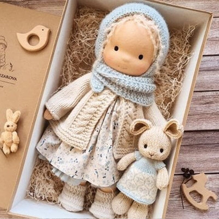 "Handgemachte Waldorfpuppe aus Baumwolle in sanften Farben, ideal für Kinder. Nachhaltig und sicher für sensiblen Hautkontakt