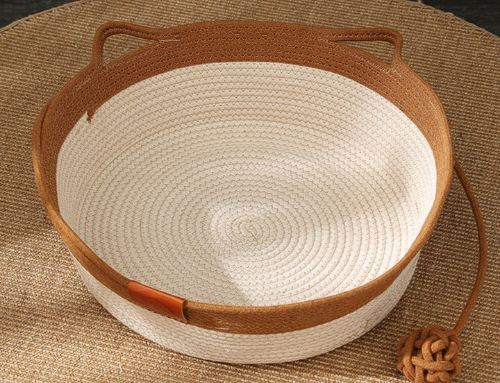 Handgewebtes Katzenbett aus Baumwolle, ergonomisch, in verschiedenen Farben für stilvolles Wohnen und natürlichen Komfort.