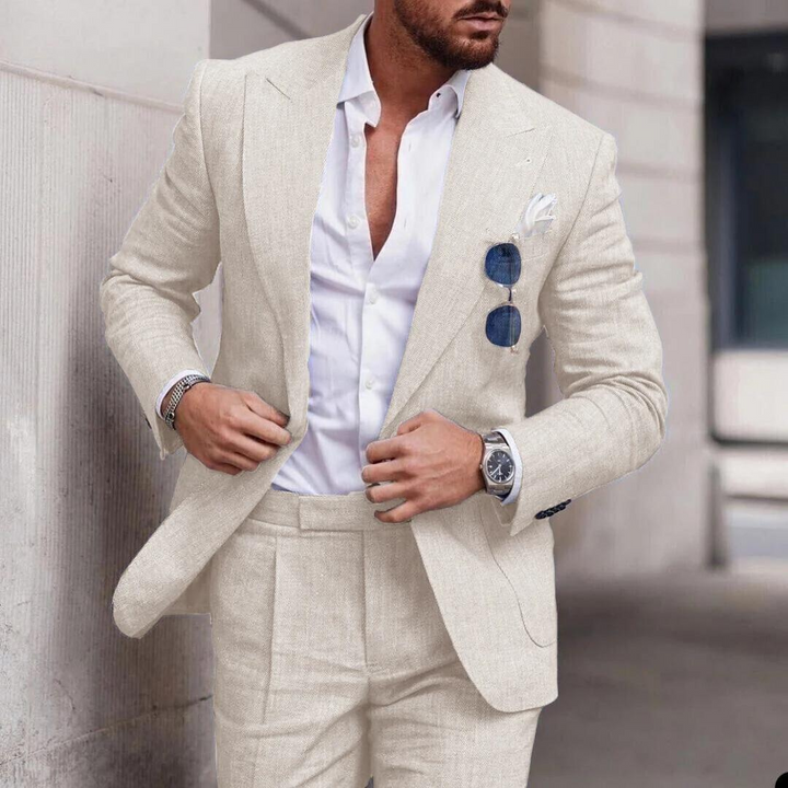 Eleganter beiger Leinenanzug für Herren, kombiniert mit weißem Hemd und blauer Sonnenbrille.
