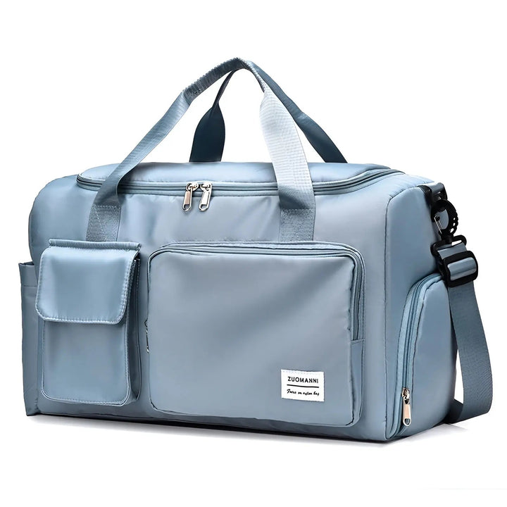 Hellblaue Reisetasche mit mehreren Fächern, verstellbarem Schultergurt, ideal für Reisen.