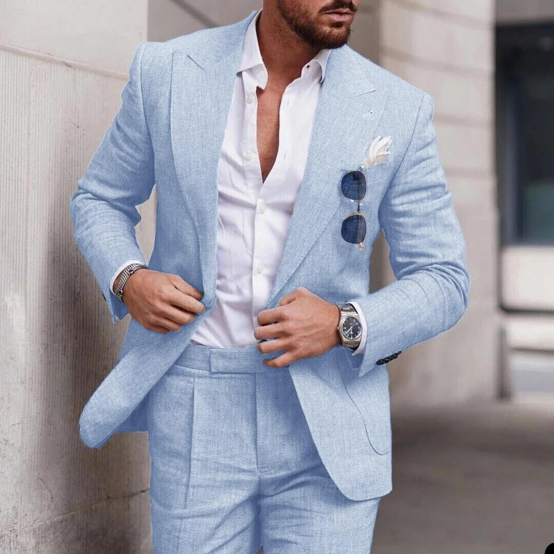 Mann im hellblauen Leinenanzug, weißes Hemd, Sonnenbrille, Armbanduhr, eleganter Stil.