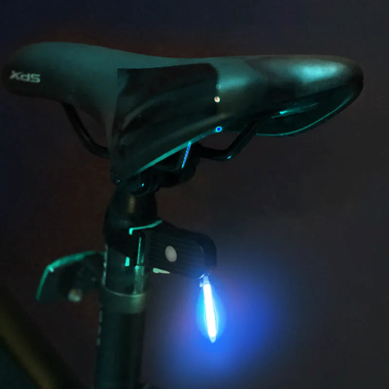 "Helles LED-Fahrradrücklicht mit 40 Lumen, sorgt für hohe Sichtbarkeit und stilvolles Design bei Tag und Nacht."