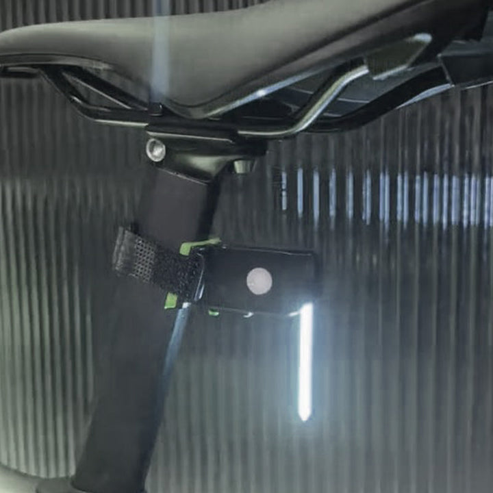 "Helles LED-Fahrradrücklicht mit 40 Lumen, sorgt für hohe Sichtbarkeit und stilvolles Design bei Tag und Nacht."