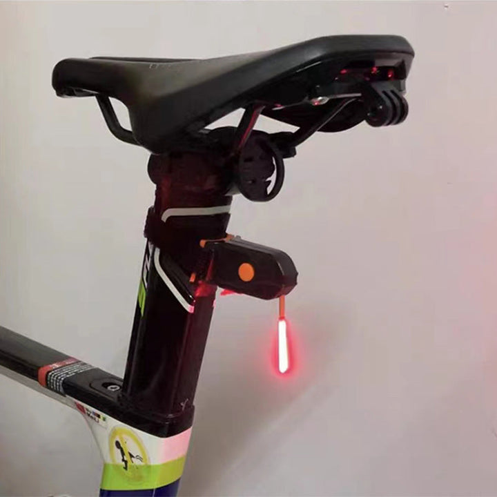 "Helles LED-Fahrradrücklicht mit 40 Lumen, sorgt für hohe Sichtbarkeit und stilvolles Design bei Tag und Nacht."