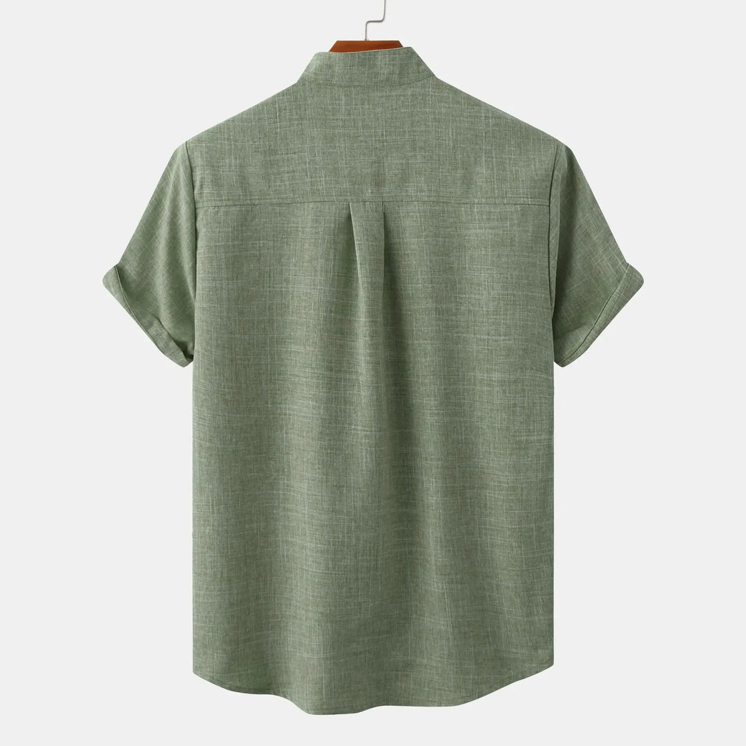 "Helles Leinen Herrenhemd, locker geschnitten mit Button-Down-Kragen, ideal für sonnige Tage, atmungsaktiv und stilvoll."