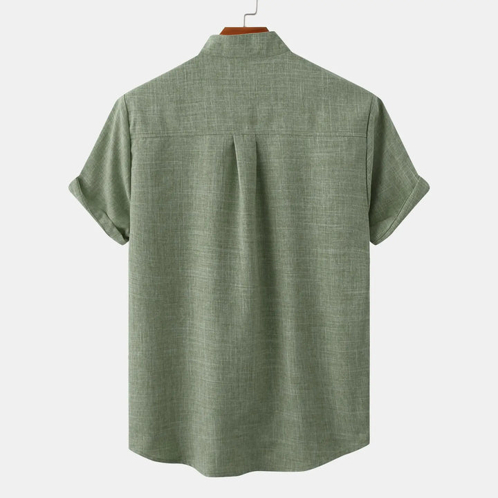 "Helles Leinen Herrenhemd, locker geschnitten mit Button-Down-Kragen, ideal für sonnige Tage, atmungsaktiv und stilvoll."