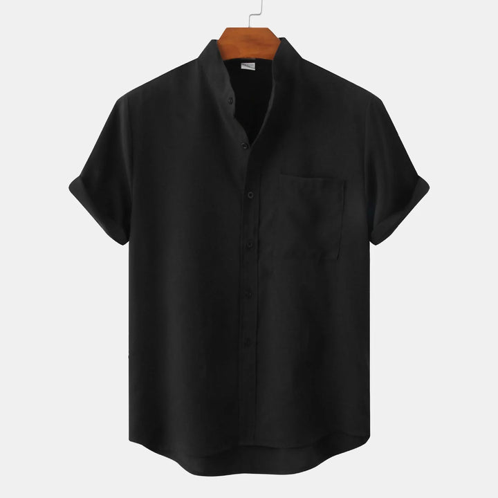 "Helles Leinen Herrenhemd, locker geschnitten mit Button-Down-Kragen, ideal für sonnige Tage, atmungsaktiv und stilvoll."