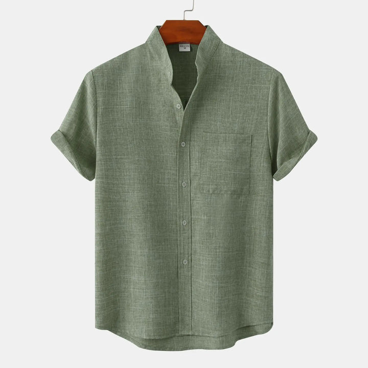 "Helles Leinen Herrenhemd, locker geschnitten mit Button-Down-Kragen, ideal für sonnige Tage, atmungsaktiv und stilvoll."