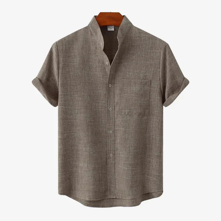 "Helles Leinen Herrenhemd, locker geschnitten mit Button-Down-Kragen, ideal für sonnige Tage, atmungsaktiv und stilvoll."