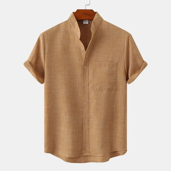 "Helles Leinen Herrenhemd, locker geschnitten mit Button-Down-Kragen, ideal für sonnige Tage, atmungsaktiv und stilvoll."