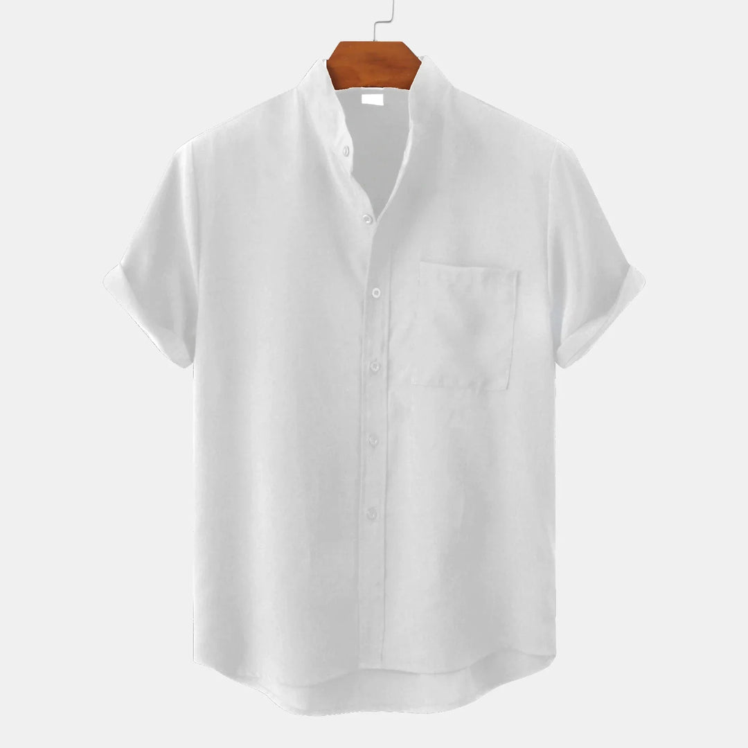 "Helles Leinen Herrenhemd, locker geschnitten mit Button-Down-Kragen, ideal für sonnige Tage, atmungsaktiv und stilvoll."