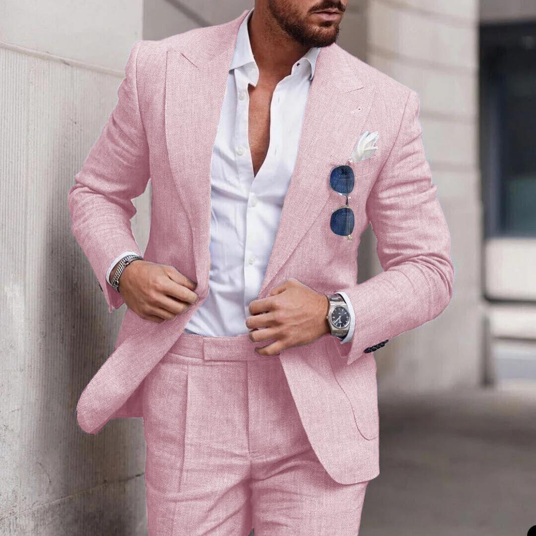Mann im rosa Leinenanzug mit weißem Hemd und Sonnenbrille, eleganter Herrenmode-Look.