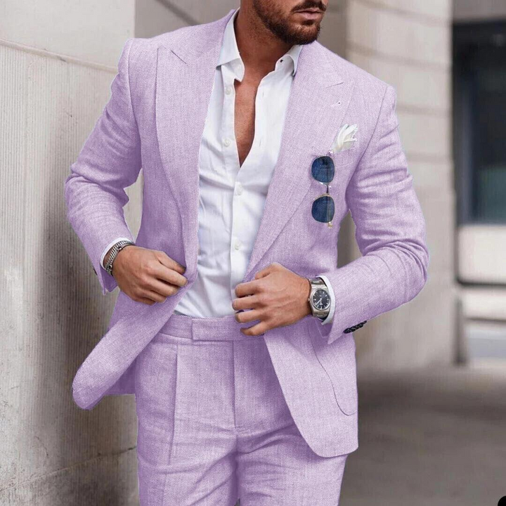 Mann im lila Anzug mit weißem Hemd, Sonnenbrille und Uhr, eleganter Herrenmode-Look.