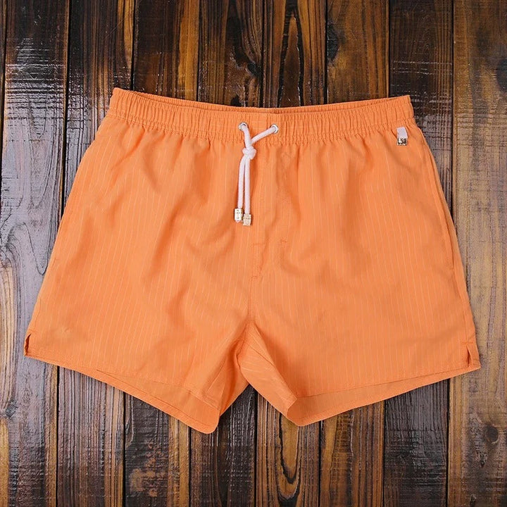 "Herren Badeshorts mit Streifenmuster, elastischer Bund, blau-weiß, ideal für Strand und Pool"