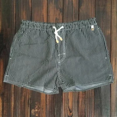"Herren Badeshorts mit Streifenmuster, elastischer Bund, blau-weiß, ideal für Strand und Pool"