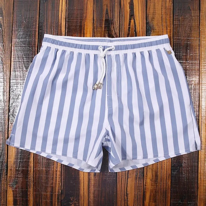 "Herren Badeshorts mit Streifenmuster, elastischer Bund, blau-weiß, ideal für Strand und Pool"