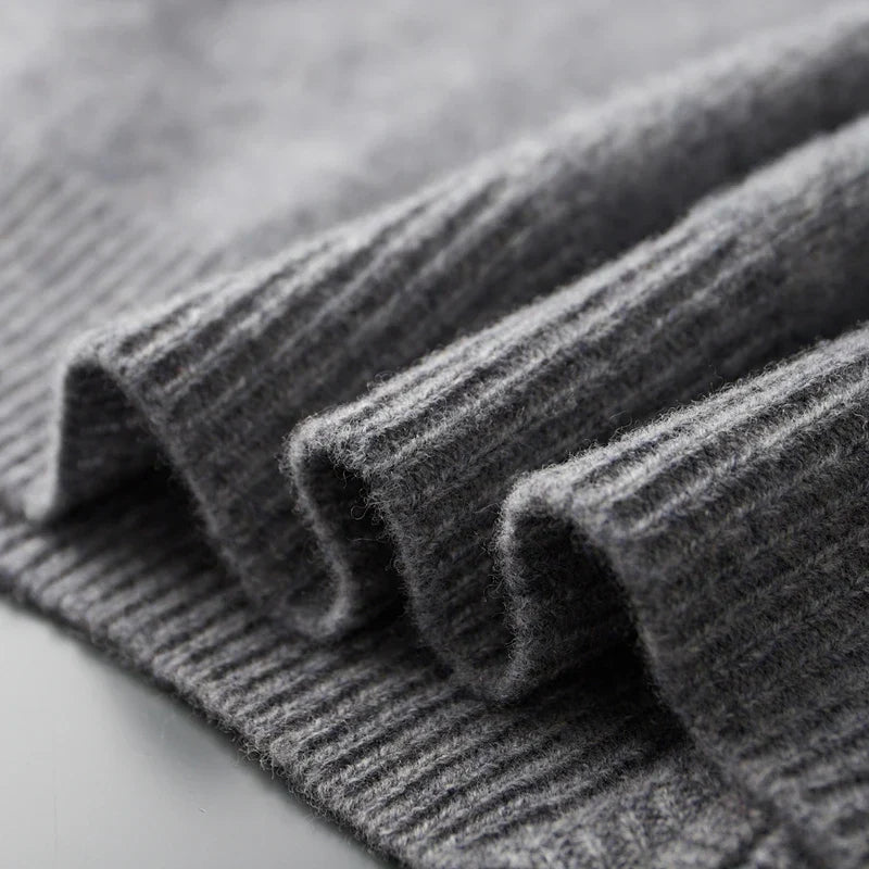 Herren Cashmere Zip Jacke in elegantem Stil, aus weichem Cashmere, mit praktischem Reißverschluss, ideal für Herbst.
