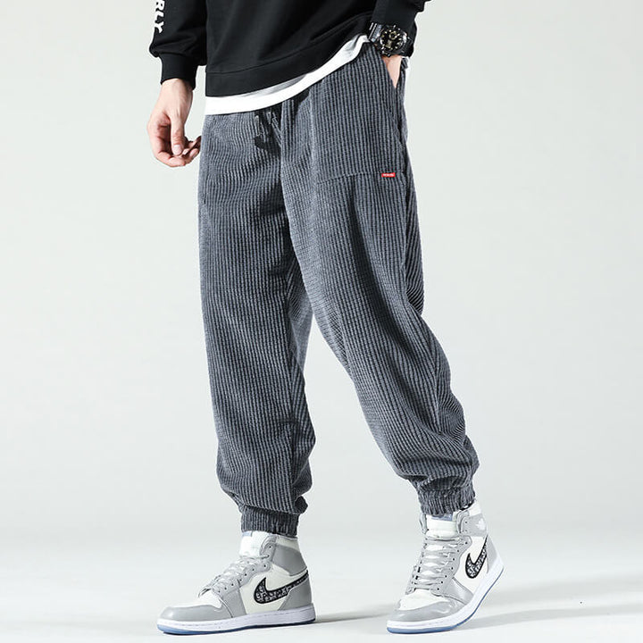 "Herren Cordhose, zeitloses Design, classic gray, hoher Komfort und stilvoller Look für Büro und Freizeit."