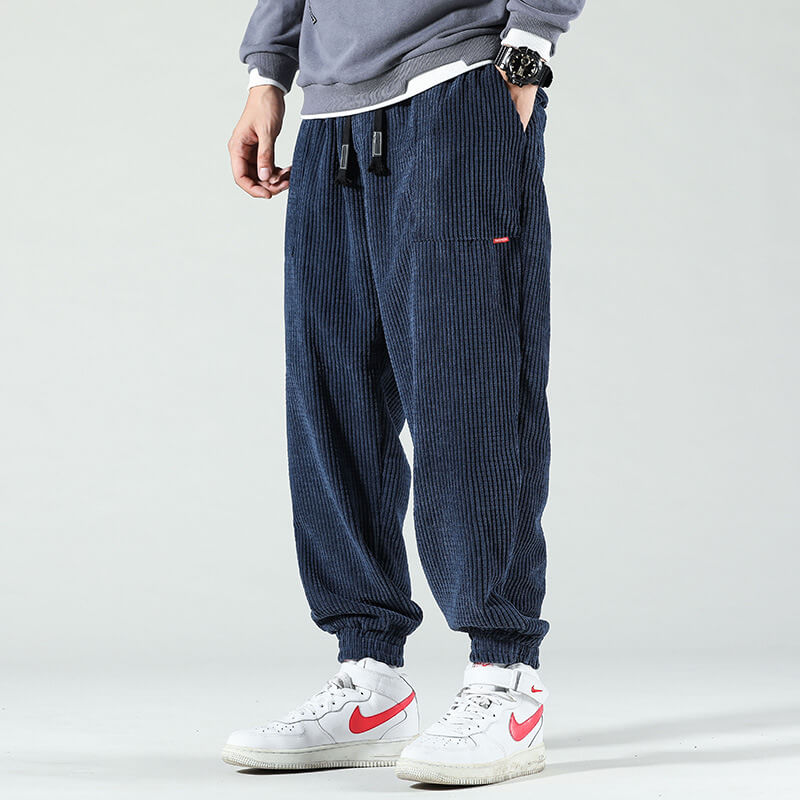 "Herren Cordhose, zeitloses Design, classic gray, hoher Komfort und stilvoller Look für Büro und Freizeit."