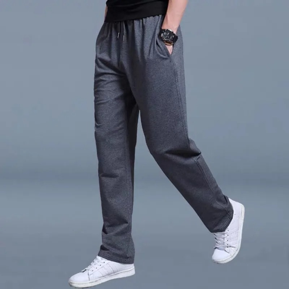 "Herren Jogginghose aus Baumwolle in Dunkelgrau mit elastischem Bund und Seitentaschen, ideal für Komfort und Stil."