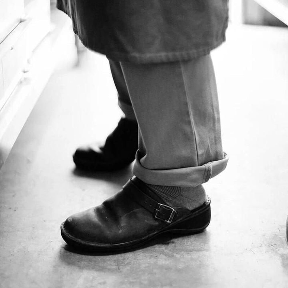 "Herren Leder Hausschuhe, elegantes Design, braunes Leder, weiche Innensohle, orthopädischer Komfort für Zuhause."