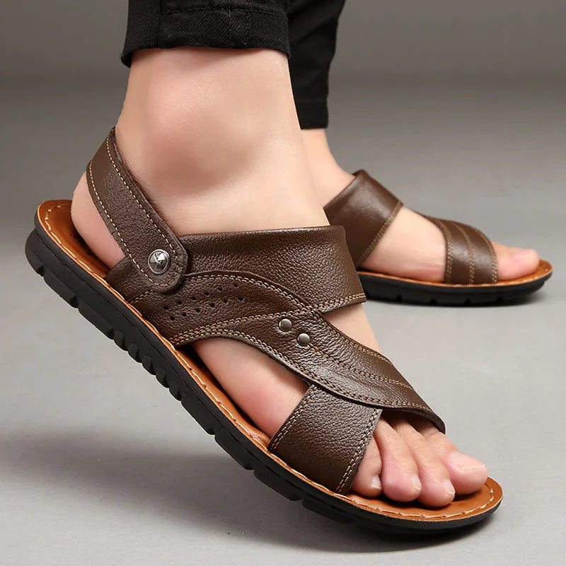 "Herren Leder Sandalen mit rutschfester Sohle, hochwertigem Leder, elegantem Design, ideal für Sommer und Strand."