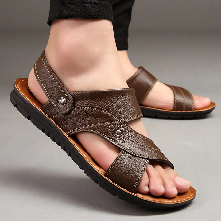 "Herren Leder Sandalen mit rutschfester Sohle, hochwertigem Leder, elegantem Design, ideal für Sommer und Strand."