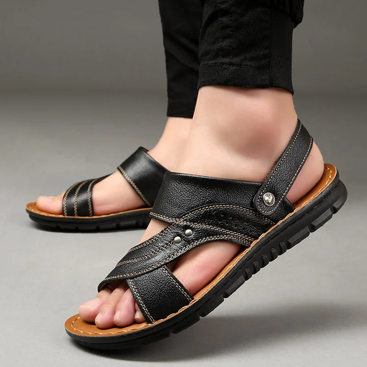 "Herren Leder Sandalen mit rutschfester Sohle, hochwertigem Leder, elegantem Design, ideal für Sommer und Strand."