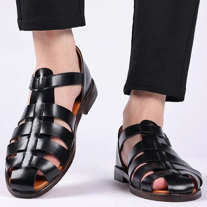 "Herren Ledersandalen mit verstellbaren Riemen, offenes Design, braunes Leder, für Komfort und stilvolles Auftreten."