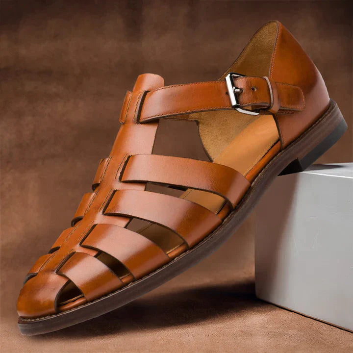 "Herren Ledersandalen mit verstellbaren Riemen, offenes Design, braunes Leder, für Komfort und stilvolles Auftreten."