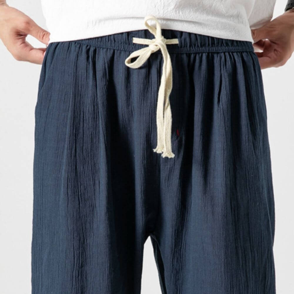 "Herren Leinen-Baumwollhose in Beige, leicht und atmungsaktiv, ideal für Wärme, zeigt elegante, weiche Stoffdetails."