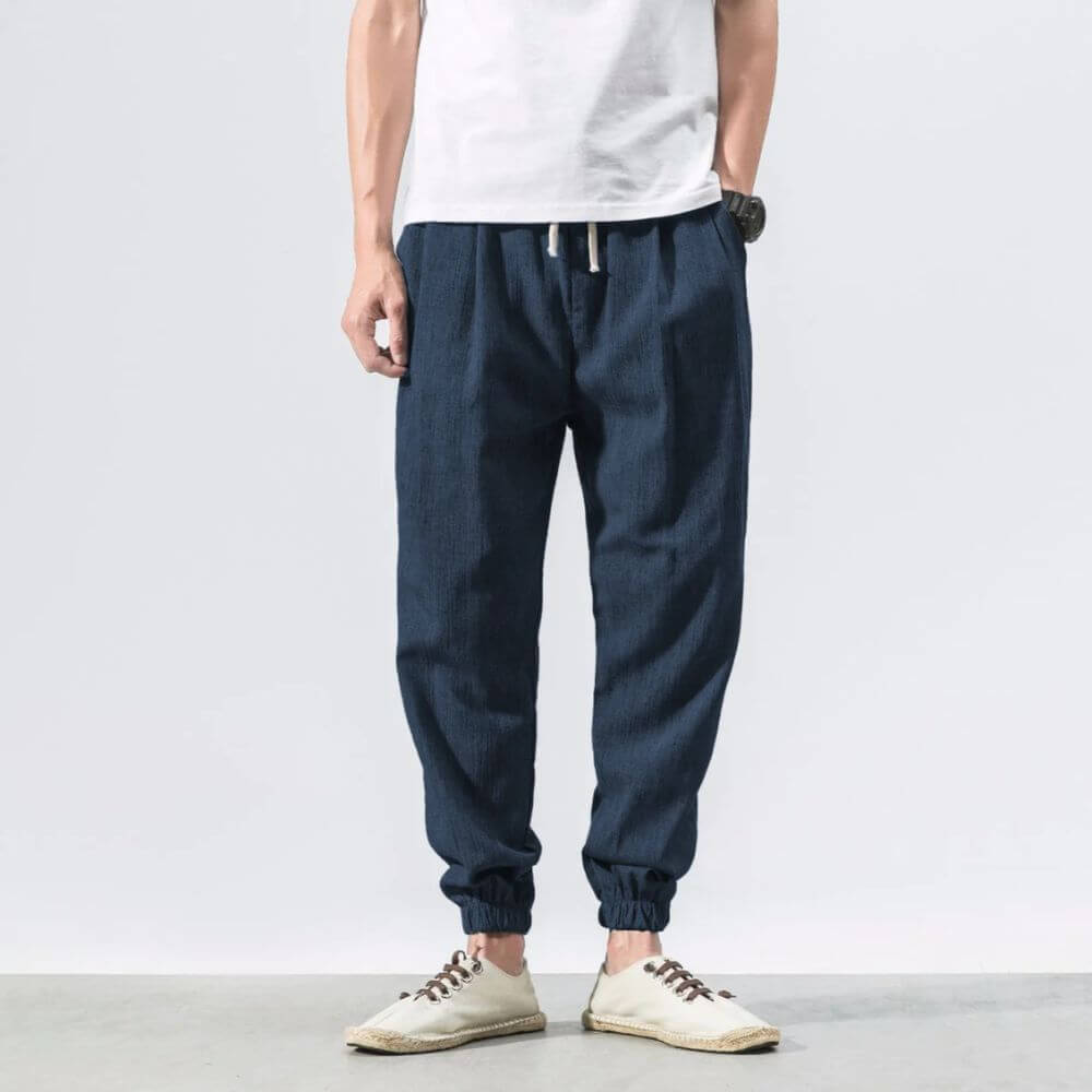 "Herren Leinen-Baumwollhose in Beige, leicht und atmungsaktiv, ideal für Wärme, zeigt elegante, weiche Stoffdetails."