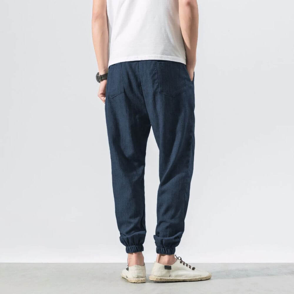 "Herren Leinen-Baumwollhose in Beige, leicht und atmungsaktiv, ideal für Wärme, zeigt elegante, weiche Stoffdetails."